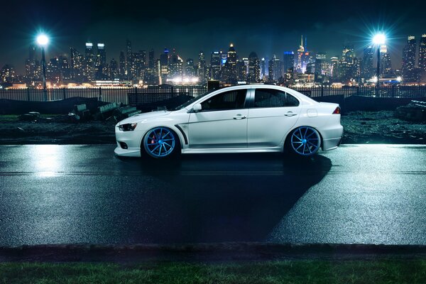 Fond d écran Tuning mitsubishi Evo X sur le fond de la ville de nuit