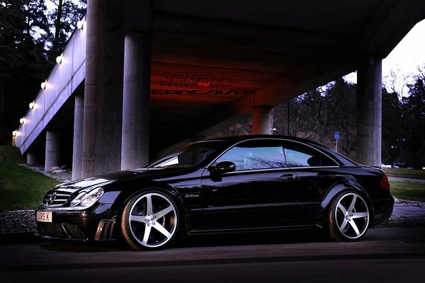 Noir Mercedes cw -5 sous le pont