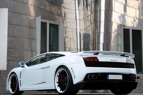 Blanc lamborghini gallardo, vue arrière chic