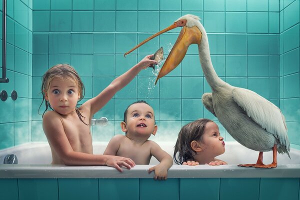 Красивые детки купаются в ванне