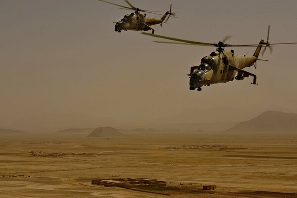 Helicóptero de transporte y combate mi - 35 en el desierto