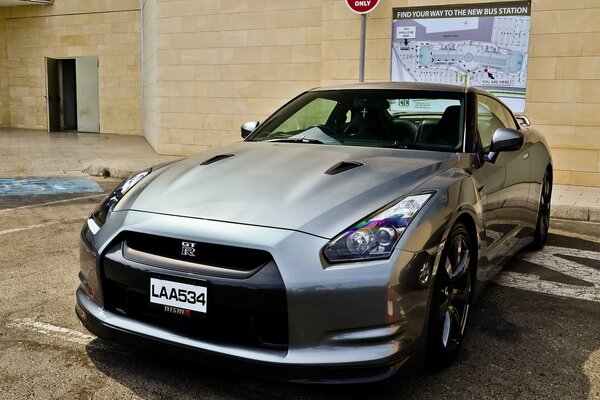 Nissan gt-r r35 nel parcheggio della casa di moda europea