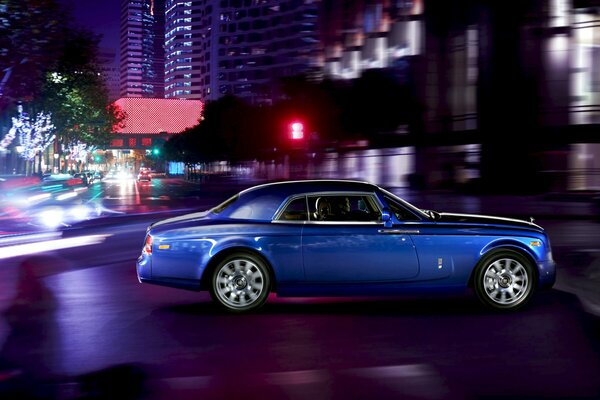 Ghost rolls-royce phantom Coupe Suite en la ciudad de la noche