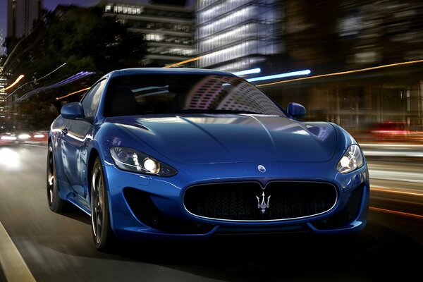 Blauer Maserati Granturismo in der Nachtstadt