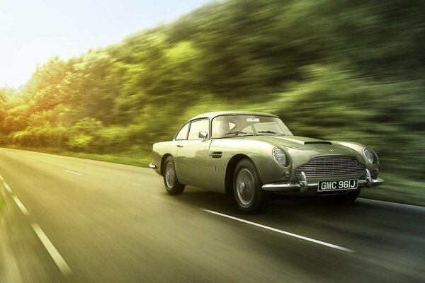 Aston Martin verde clásico en velocidad borrosa