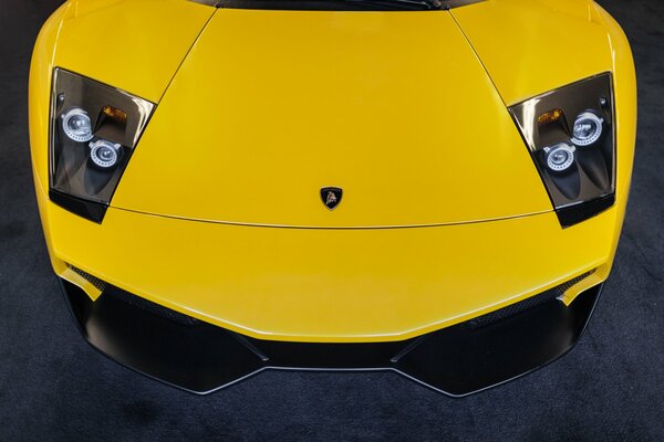 Cofano luminoso giallo Lamborghini Murcielago, vista dall alto