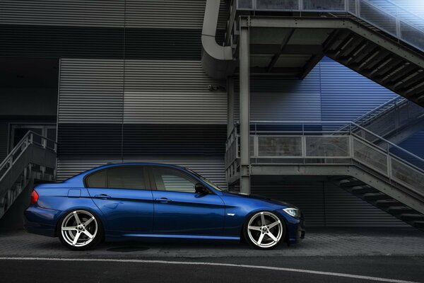 Azul BMW E90 en hermosas Llantas