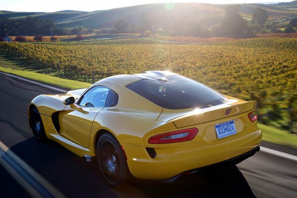 Voiture de sport jaune sur la vitesse