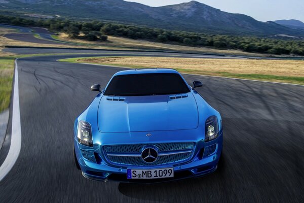 Bleu mercedes-benz sls sur une piste plate