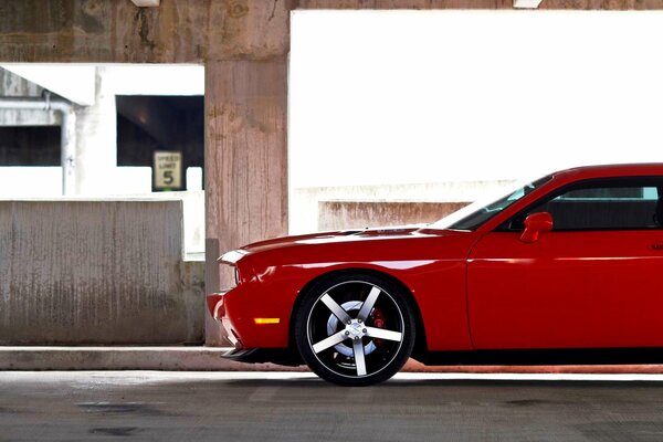 Dodge rojo en las pistas donde en los muelles