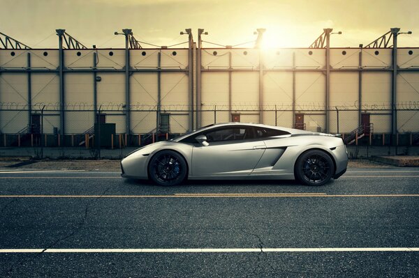 Silberner Lamborghini gallardo bei Sonnenuntergang