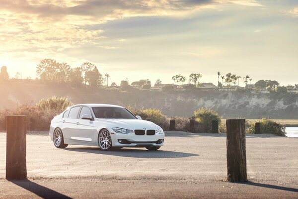 BMW blanco en los rayos del amanecer