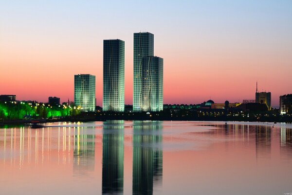 Grattacieli urbani nelle luci al tramonto in Kazakistan