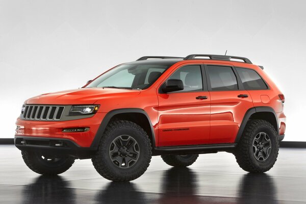 Оранжевый автомобиль джип grand cherokee внедорожник