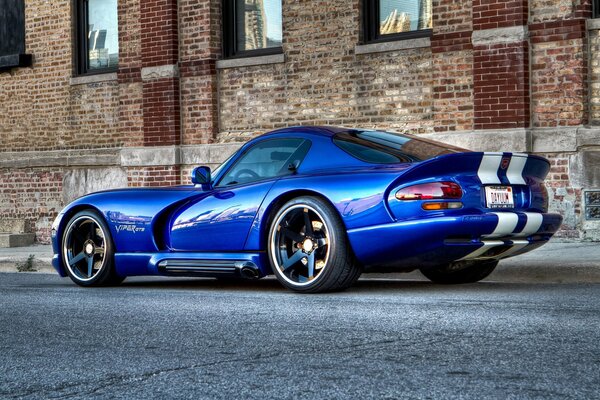 Броский синий Dodge Viper GTS 04 на фоне кирпичной стены