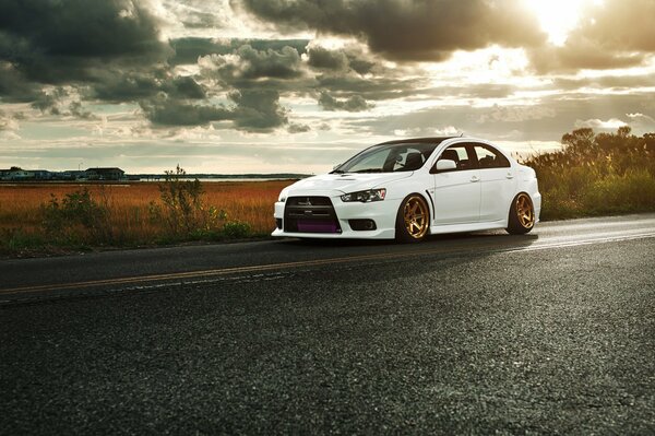 Mitsubishi blanco con discos de oro