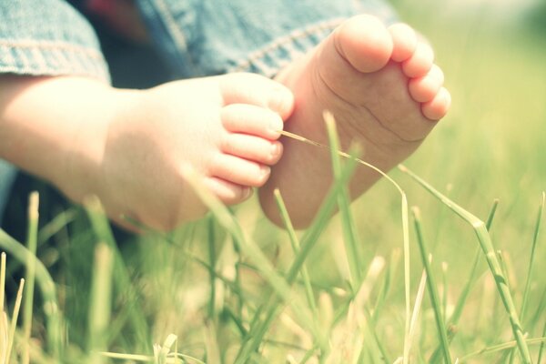 Pieds de bébé sur fond d herbe