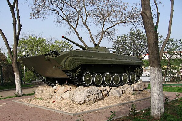 Tanque monumento en el parque entre los árboles