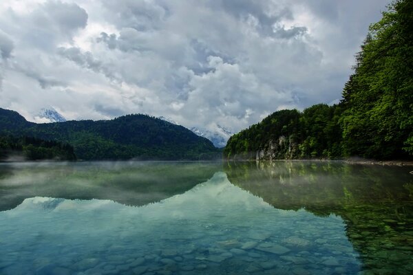 Bergsee im Hintergrund des Waldes