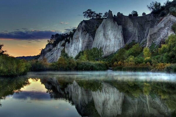 Ein Bergsee unter den Felsen