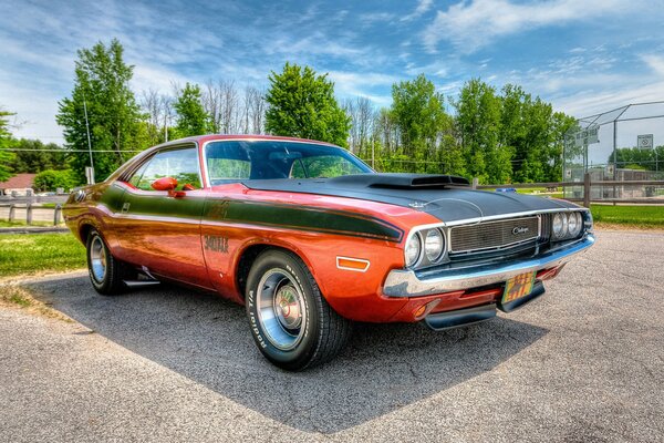 Samochód dodge challenger stoi na parkingu