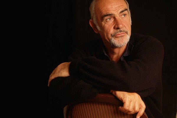 Il produttore Sean Connery è sulla sedia. Riprese professionali