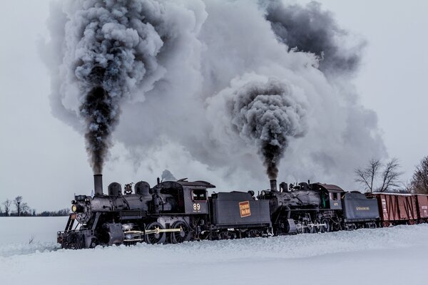 Schwarzer Rauch aus den Rohren des Zuges im Winter