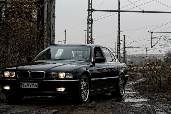 Boomer BMW E38 na brudnej drodze