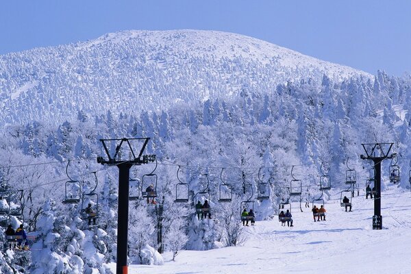 Inverno nella stazione sciistica e persone sull impianto di risalita