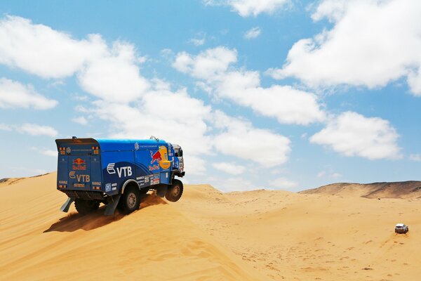 Kamaz reitet den Sand in der Wüste