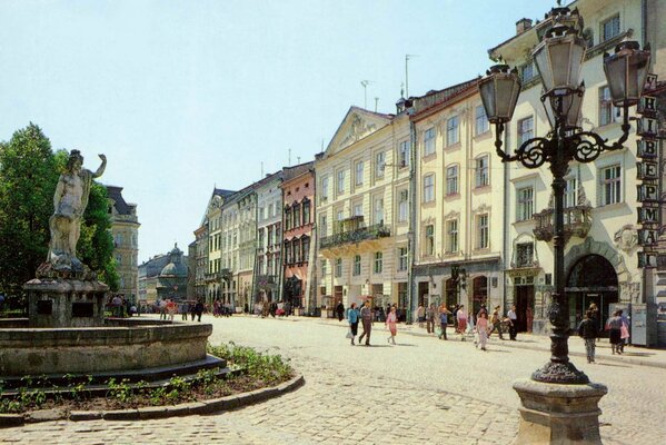 La place de Lviv avec des maisons historiques