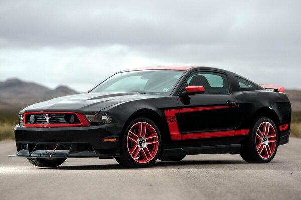 Voiture emblématique Ford Mustang, vitesse et confort sur toutes les routes