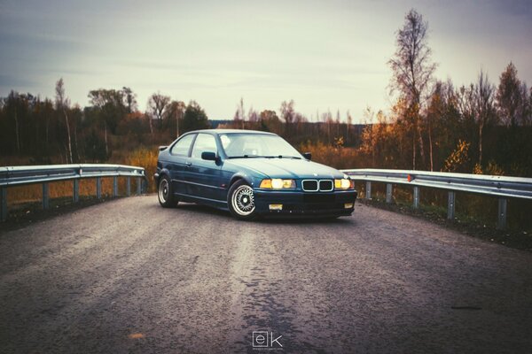 Une bmw bleue sur la route