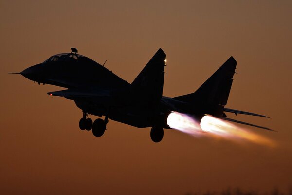 Décollage d un chasseur MIG-29 dans la nuit