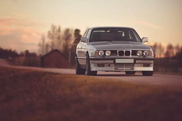 Ein Bmw e34 alpina auf einer Landstraße