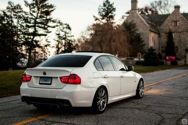 Blanco BMW Sedan serie 3 en la carretera