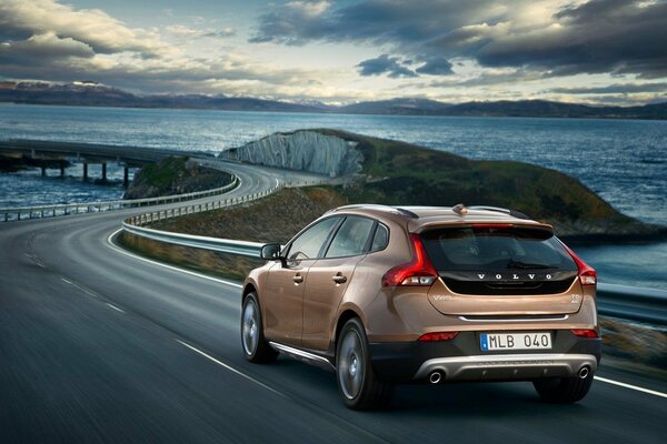 Un coche volvo recorre la carretera en medio del mar