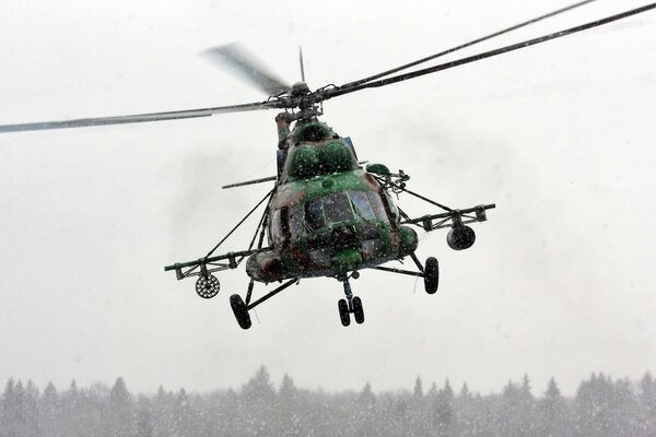 Летящий вертолёт ми 8 над Украиной
