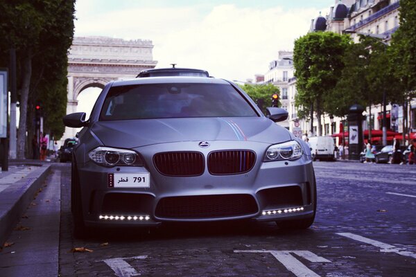 BMW gris en el estacionamiento de la ciudad