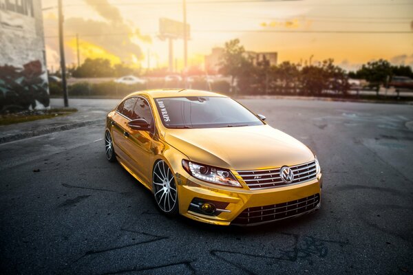 Volkswagen dorado en el fondo de la puesta de sol