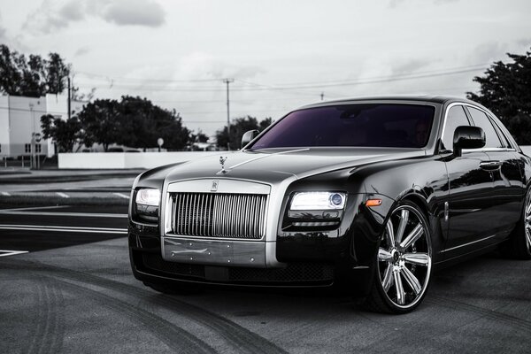 Schwarzes Auto rolls Royce