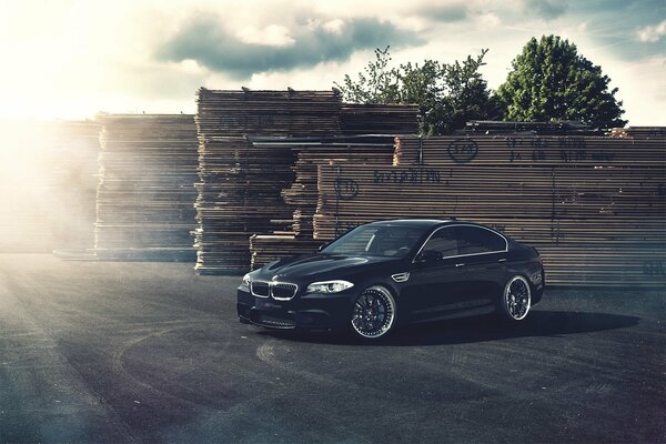 Schwarzer Bmw auf Baustoffhintergrund