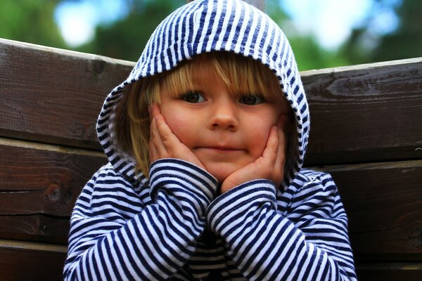 L enfant par temps nuageux réfléchit