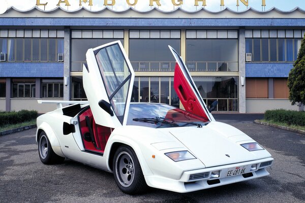 Белый lamborghini countach lp5000 сек. Ламборгини с открытыми дверями