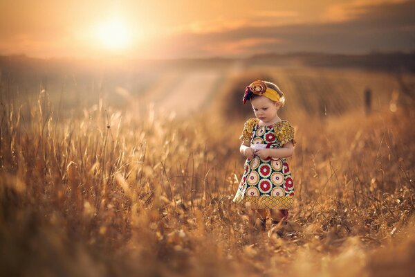 Una niña en el fondo de un campo infinito