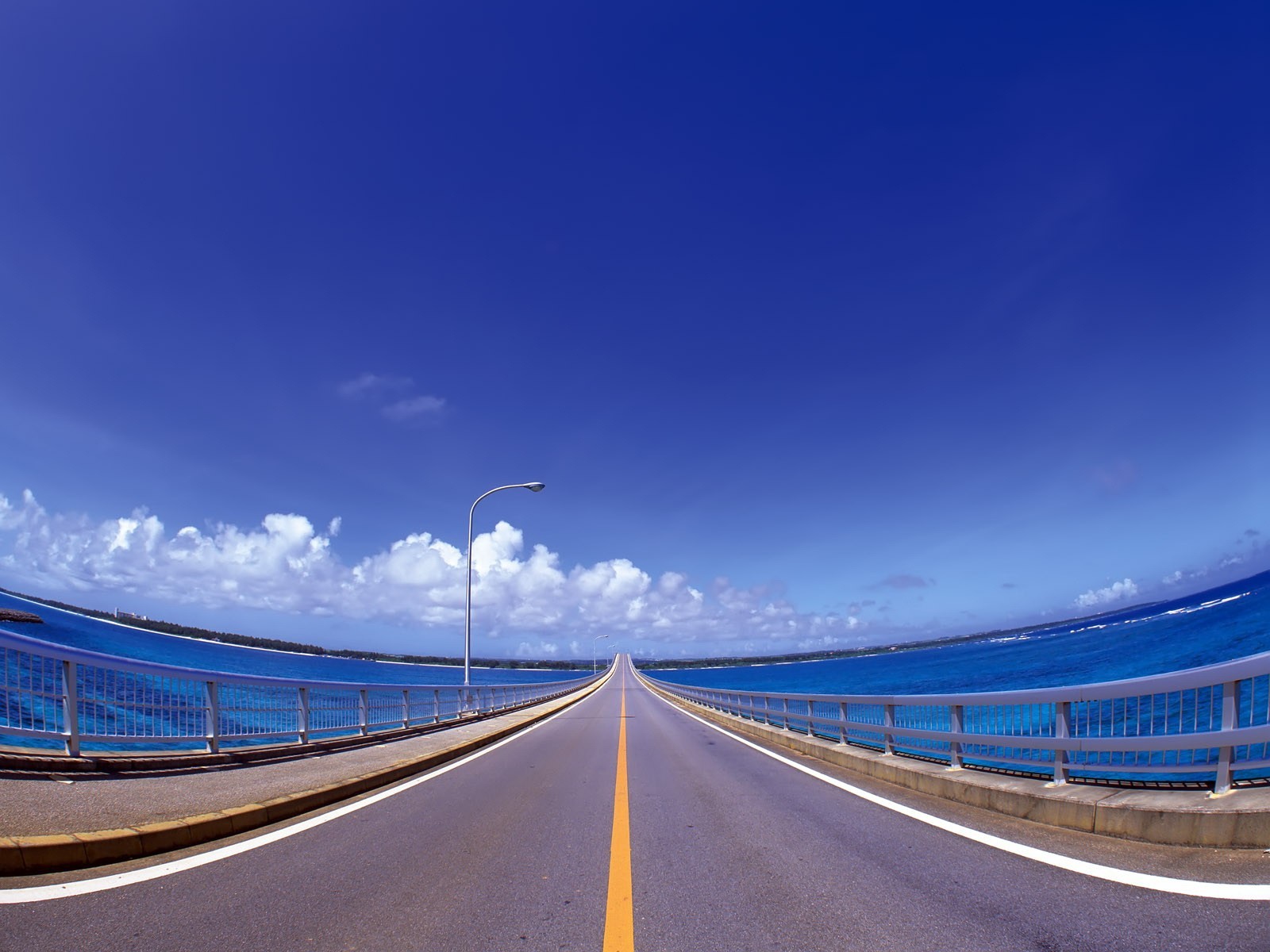 route pont lanterne garde-corps nuages bleu ligne marquage