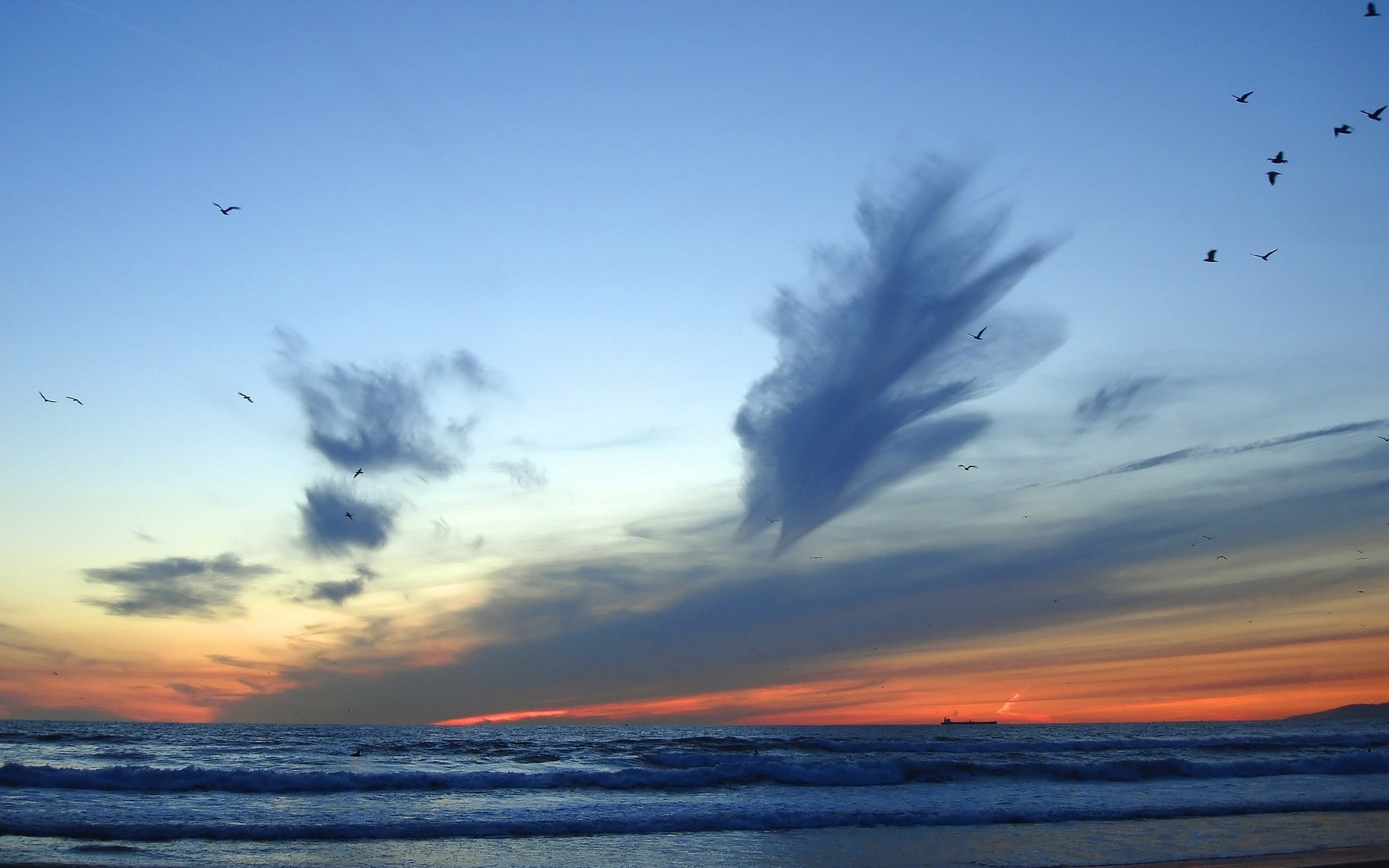 mare onde orizzonte cielo nuvole