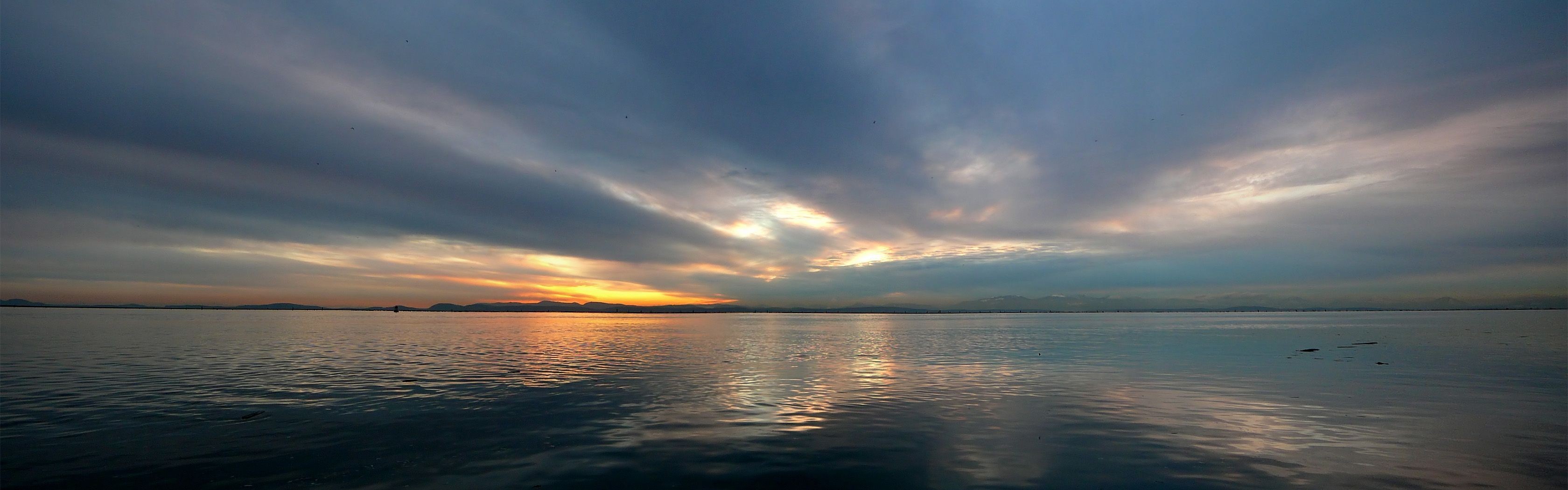 puesta de sol agua nubes horizonte