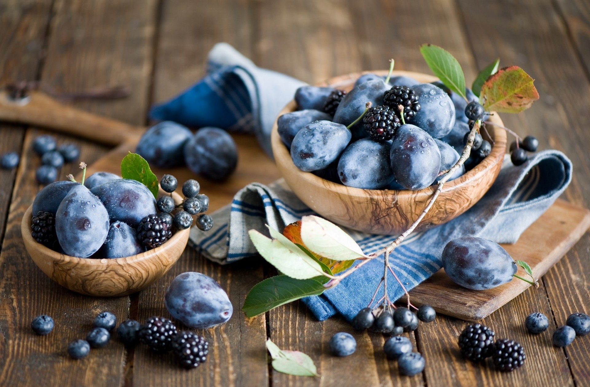 moras arándanos frutas cama bayas ciruelas