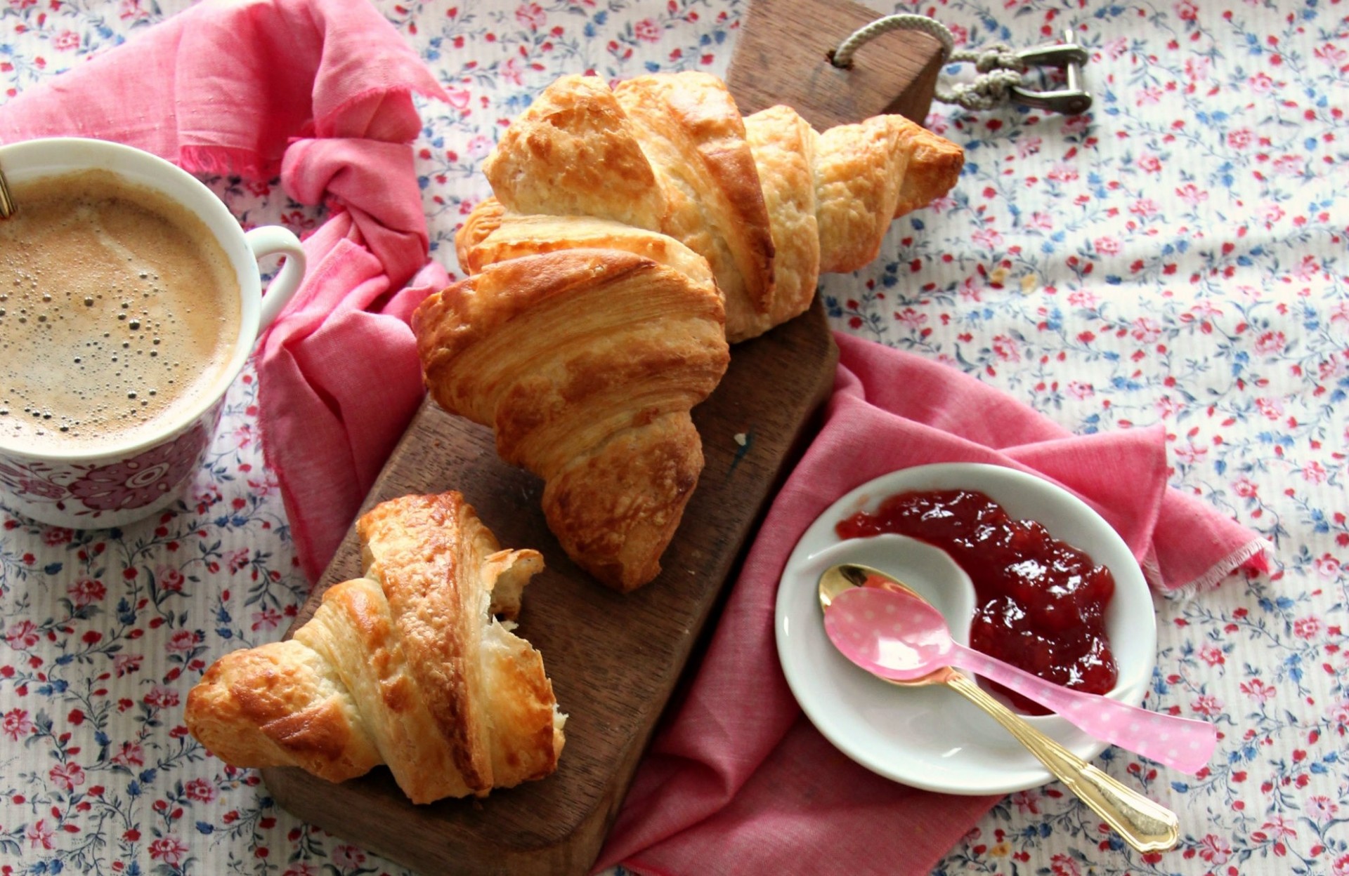 petit déjeuner café croissant repas coupe